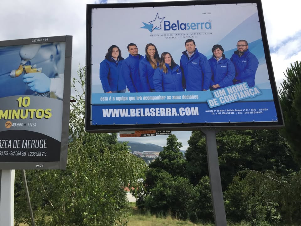 Design, impressão e colocação de outdoor divulgativo BELASERRA – Seia. Uma equipa de suces