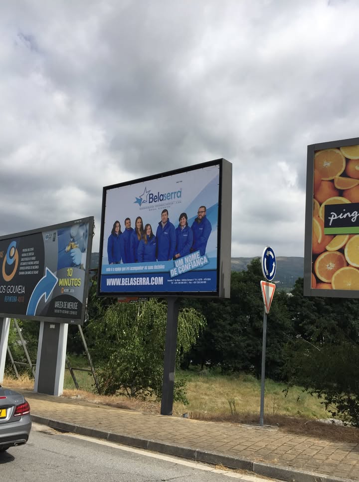 Design, impressão e colocação de outdoor divulgativo BELASERRA – Seia. Uma equipa de suces