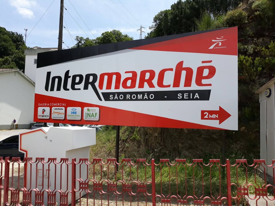 Aplicação de Vinil em Outdoor 8×3 para o Intermarché de São Romão – Seia.