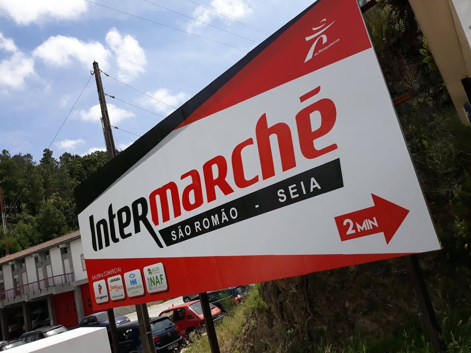 Aplicação de Vinil em Outdoor 8×3 para o Intermarché de São Romão – Seia.