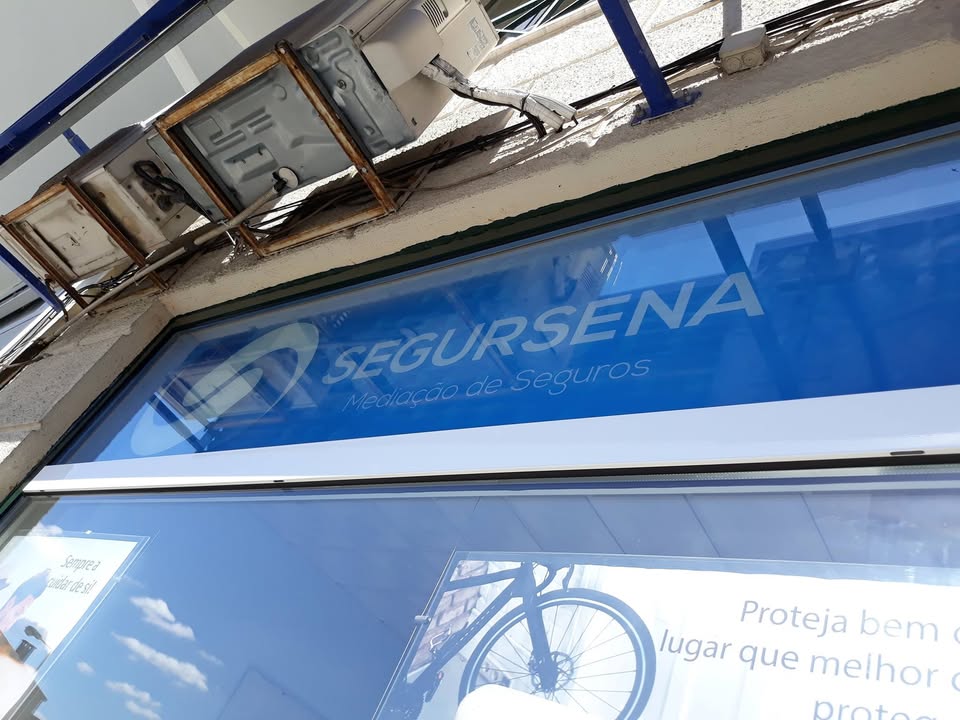Decoração de montra Segursena | BEE CREATIVE – FOI VOCÊ QUE PEDIU 💪😎
