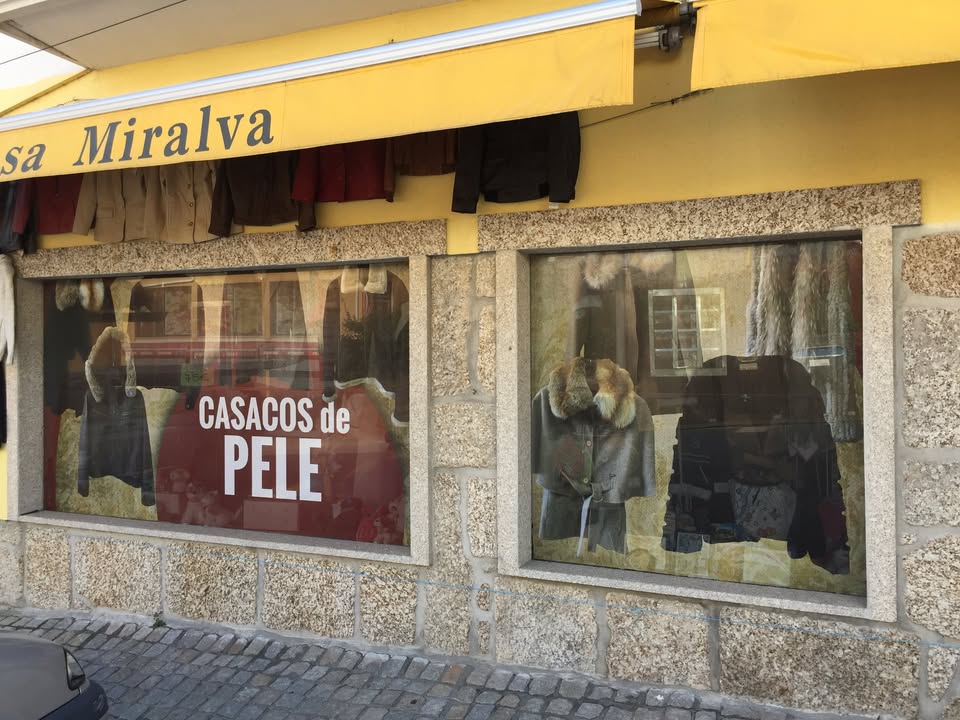 Para acabar a tarde de trabalho e porque a noite ainda vai ser longa, decoração de montras