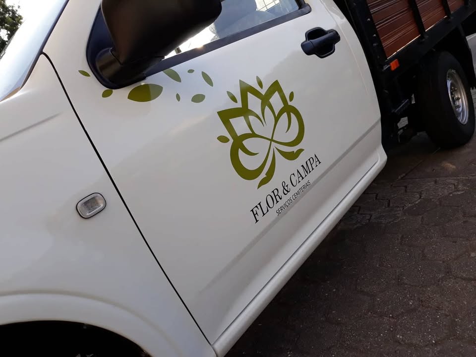 Decoração de viatura FLOR & CAMPA – SERVIÇOS CEMITERIAIS. FOI VOCÊ QUE PEDIU!