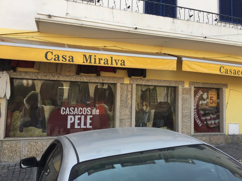 Para acabar a tarde de trabalho e porque a noite ainda vai ser longa, decoração de montras