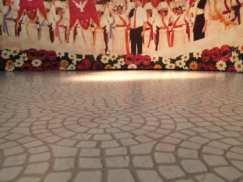 Decoração de 2 salas – uma parede completa e uma sala expositiva.