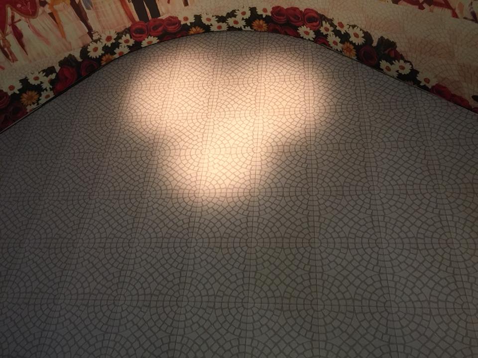 Decoração de 2 salas – uma parede completa e uma sala expositiva.