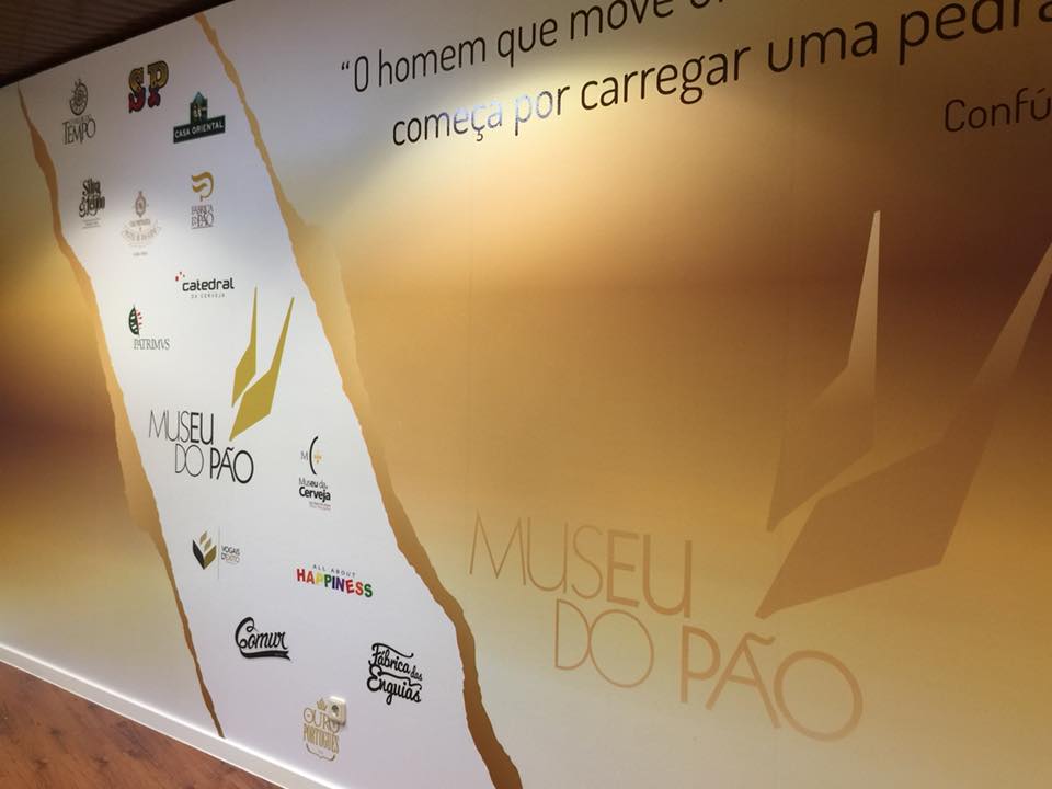 Decoração de 2 salas – uma parede completa e uma sala expositiva.