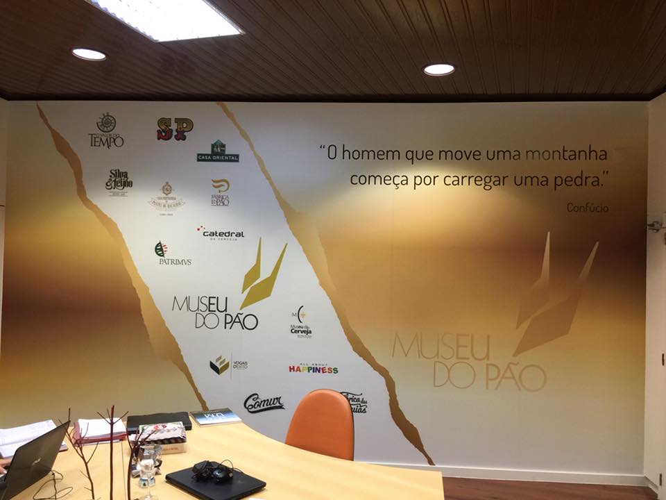 Decoração de 2 salas – uma parede completa e uma sala expositiva.