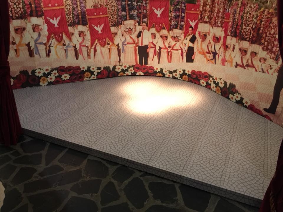 Decoração de 2 salas – uma parede completa e uma sala expositiva.