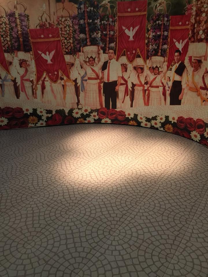 Decoração de 2 salas – uma parede completa e uma sala expositiva.