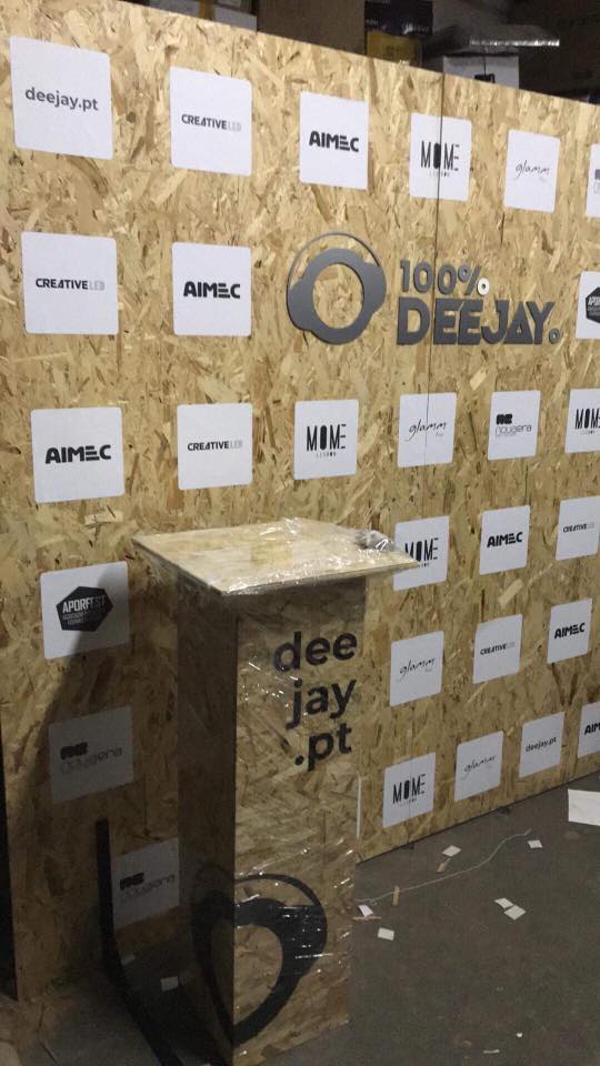 Impressão de vinis promocionais para a marca 100% deejay para o mega evento MOME LISBOA.