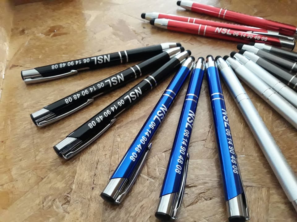 Desenvolvimento de têxtil de trabalho estampado e bordado e esferográficas promocionais.