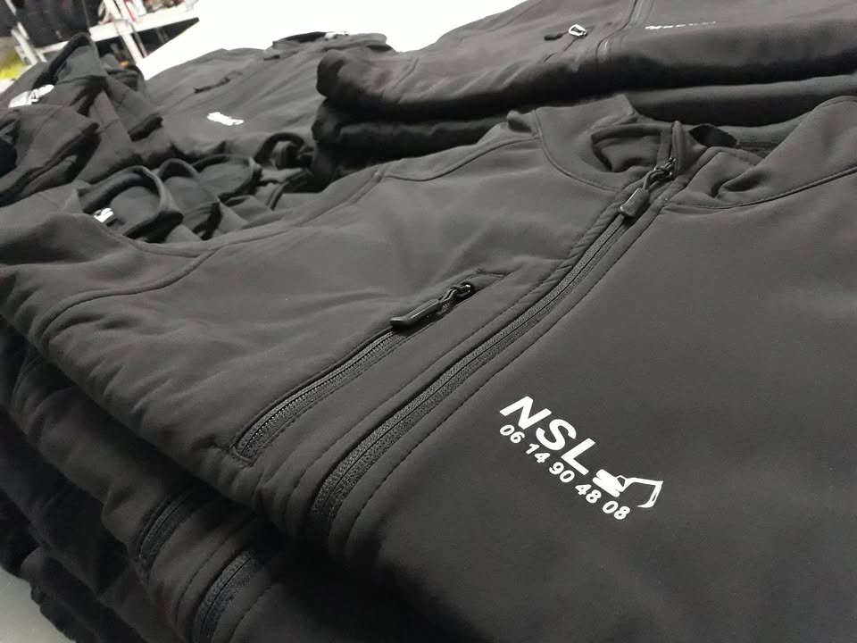 Desenvolvimento de têxtil de trabalho estampado e bordado e esferográficas promocionais.