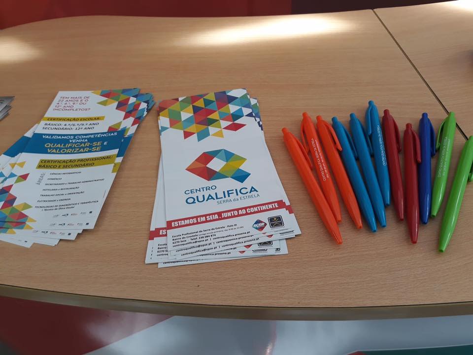 Design, impressão e personalização de stand, Flyers e brindes promocionais – CENTRO QUALIF