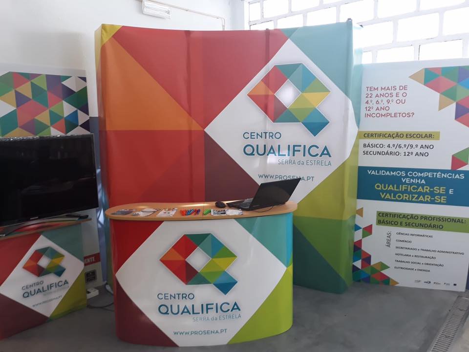 Design, impressão e personalização de stand, Flyers e brindes promocionais – CENTRO QUALIF