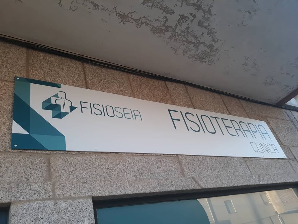 Identificação exterior de clínica FISIOSEIA – SEIA