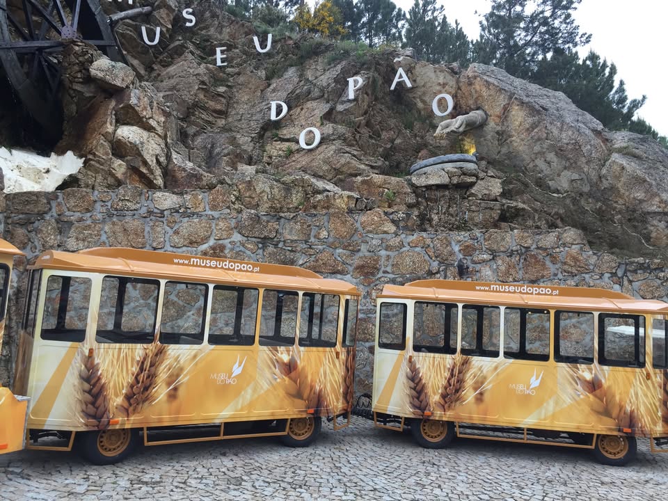 Um trabalho com a assinatura BEECREATIVE. Decoração integral de comboio MUSEU DO PÃO – SEI