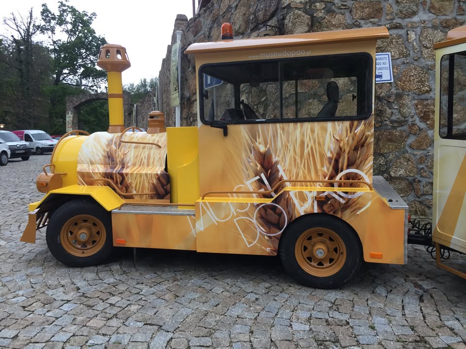 Um trabalho com a assinatura BEECREATIVE. Decoração integral de comboio MUSEU DO PÃO – SEI