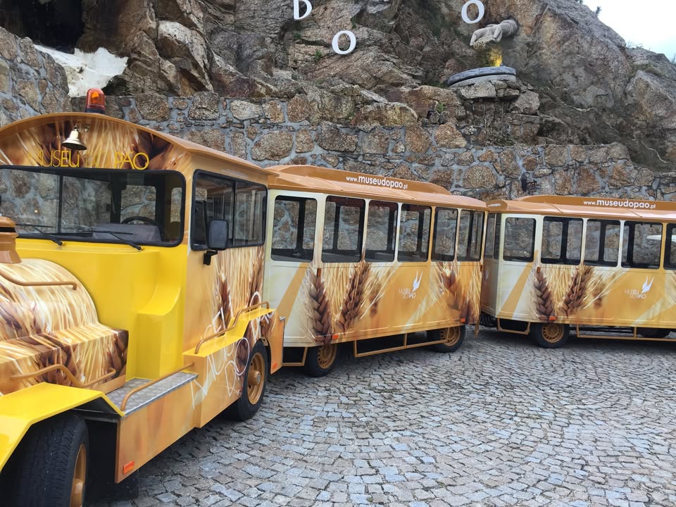 Um trabalho com a assinatura BEECREATIVE. Decoração integral de comboio MUSEU DO PÃO – SEI