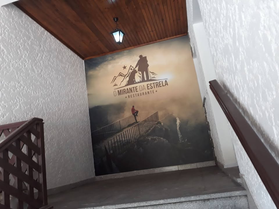 Decoração de entrada com vinil impresso e PVC – Restaurante O MIRANTE DA ESTRELA – Sabugue