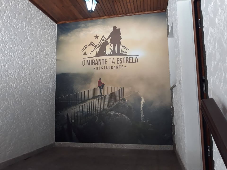 Decoração de entrada com vinil impresso e PVC – Restaurante O MIRANTE DA ESTRELA – Sabugue