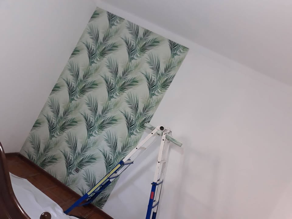 Decoração de parede de quarto de uma moradia com impressão de motivos.
