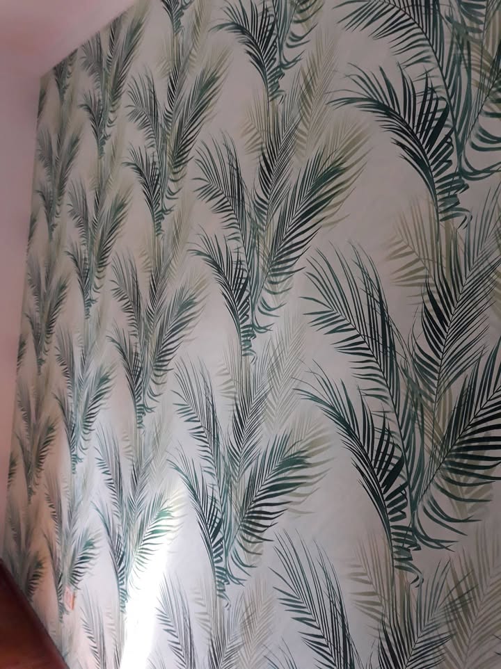 Decoração de parede de quarto de uma moradia com impressão de motivos.