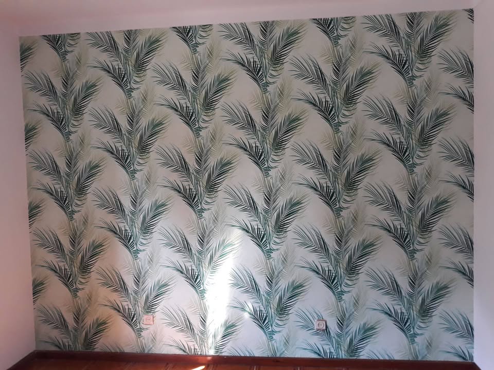 Decoração de parede de quarto de uma moradia com impressão de motivos.