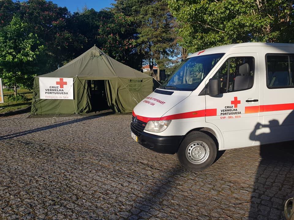 Impressão de bandeiras, lonas e decoração de viatura. CRUZ VERMELHA PORTUGUESA – DEL. SEIA