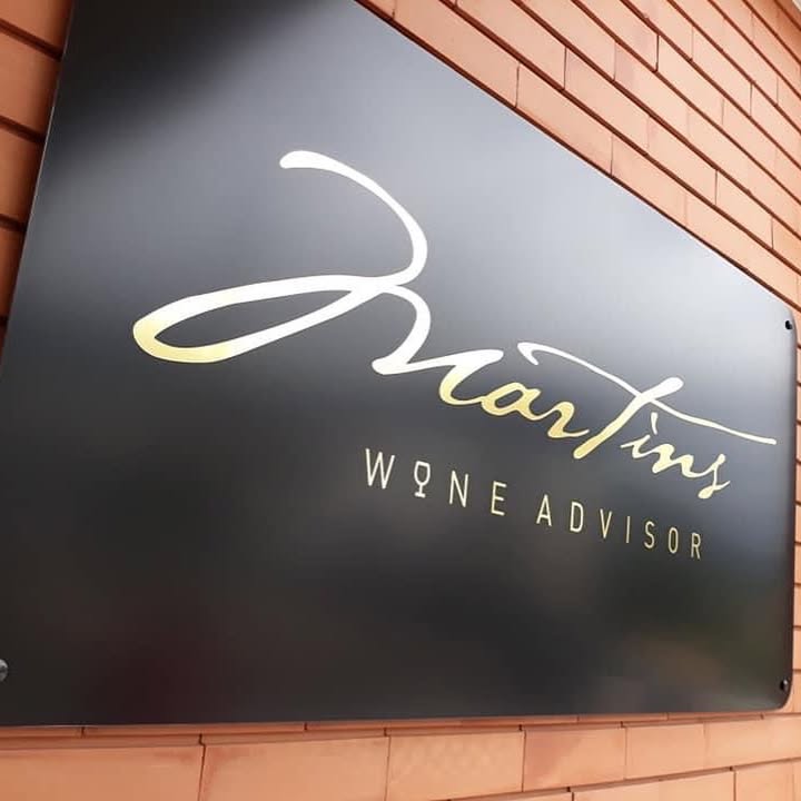 Identificação exterior do novo espaço MARTINS WINE ADVISOR. @martinswineadvisor @beecreati