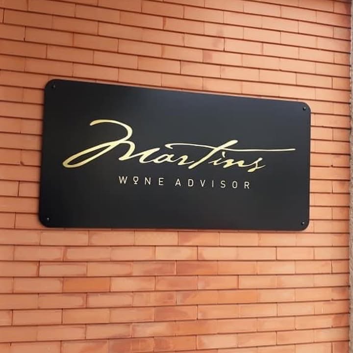 Identificação exterior do novo espaço MARTINS WINE ADVISOR. @martinswineadvisor @beecreati