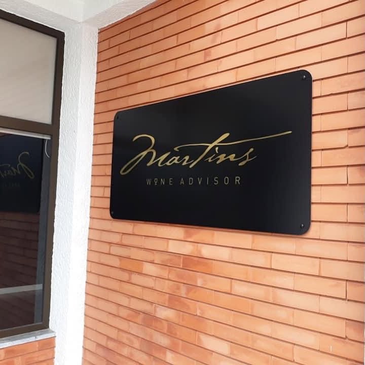 Identificação exterior do novo espaço MARTINS WINE ADVISOR. @martinswineadvisor @beecreati