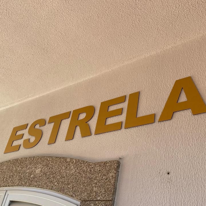 Decoração exterior. Letras com 3 mm de espessura aplicadas em fachada de edifício. CASA ES