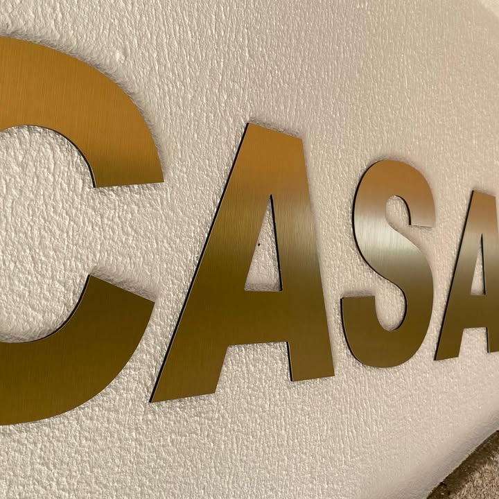 Decoração exterior. Letras com 3 mm de espessura aplicadas em fachada de edifício. CASA ES