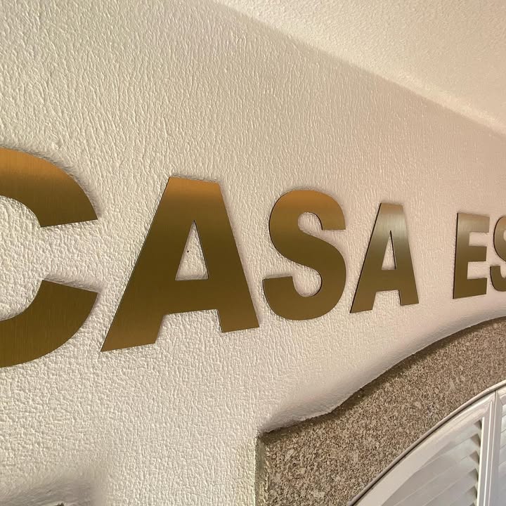 Decoração exterior. Letras com 3 mm de espessura aplicadas em fachada de edifício. CASA ES
