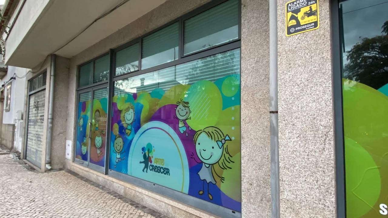 Decoração de espaço + reclamo luminoso – ARTE DE CRESCER – VISEU. Berçário – Creche – Pré-
