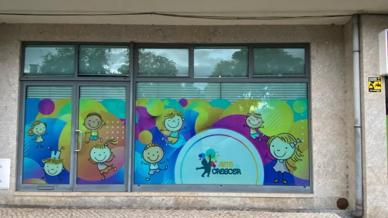 Decoração de espaço + reclamo luminoso – ARTE DE CRESCER – VISEU. Berçário – Creche – Pré-