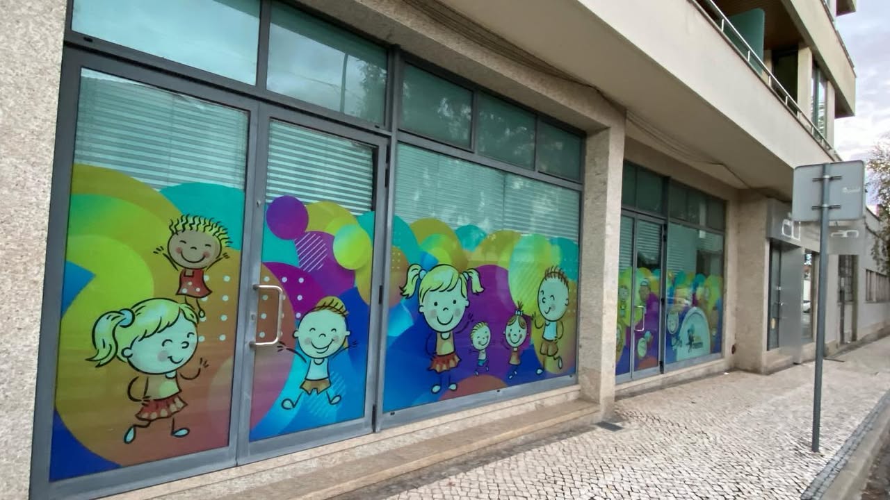 Decoração de espaço + reclamo luminoso – ARTE DE CRESCER – VISEU. Berçário – Creche – Pré-