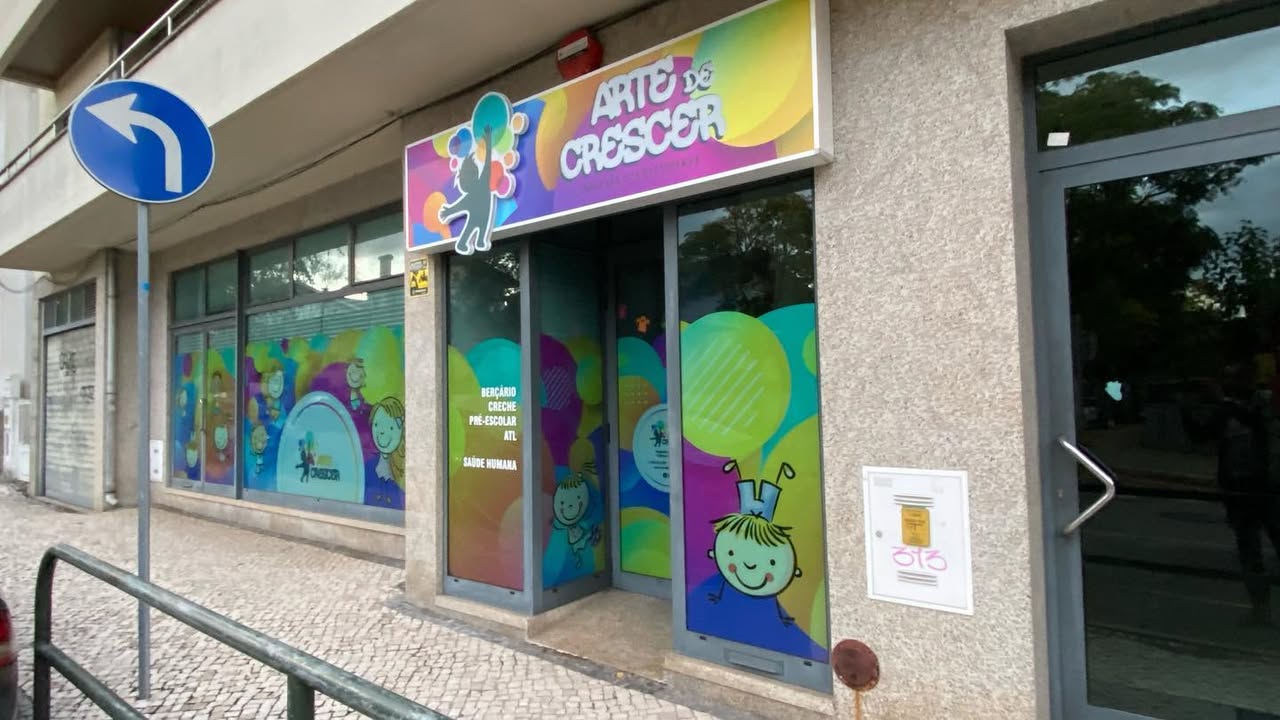 Decoração de espaço + reclamo luminoso – ARTE DE CRESCER – VISEU. Berçário – Creche – Pré-
