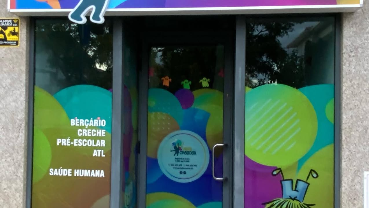 Decoração de espaço + reclamo luminoso – ARTE DE CRESCER – VISEU. Berçário – Creche – Pré-