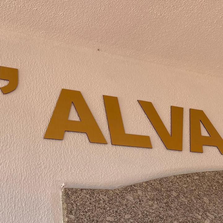 Decoração exterior. Letras com 3 mm de espessura aplicadas em fachada de edifício. CASA ES