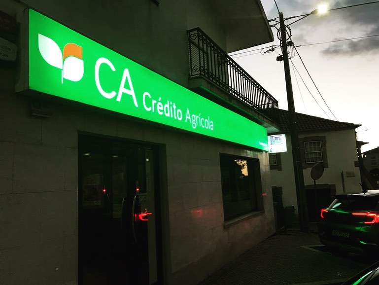 Restauro de reclamo luminoso Crédito Agricola.
