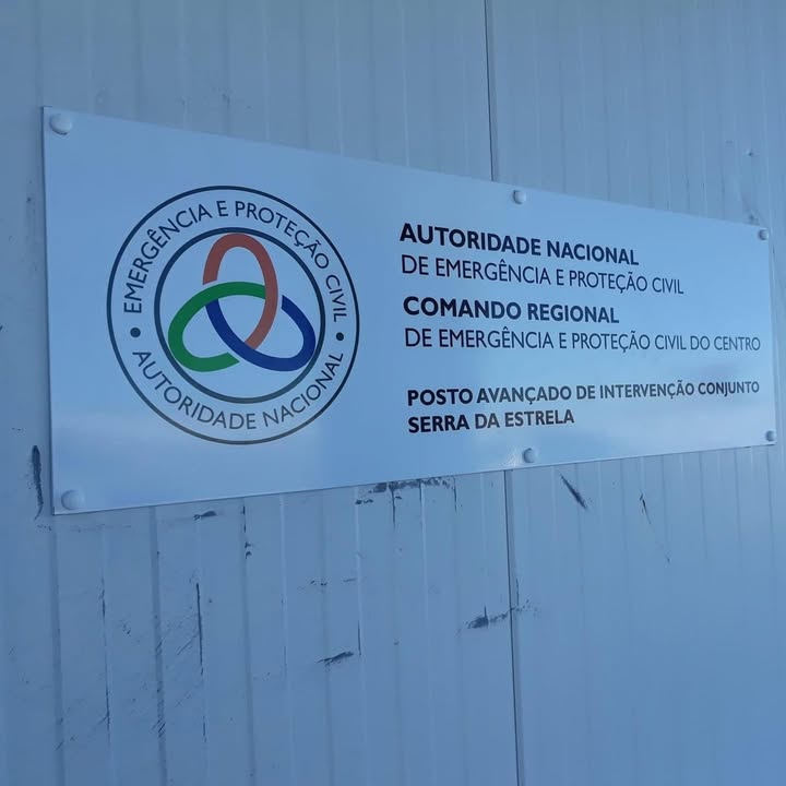 Aplicação de placas identificativas Autoridade Nacional de Emergência e Proteção Civil. Se