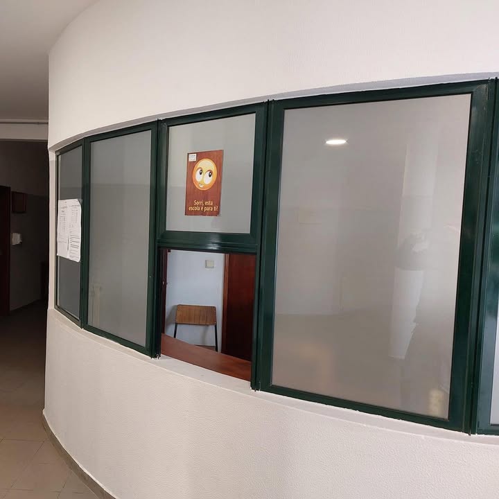 Produção de sinalética identificativa e para o cliente ESCOLA EVARISTO NOGUEIRA – São Romã