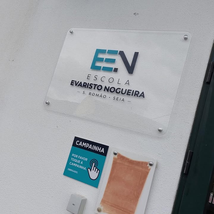 Produção de sinalética identificativa e para o cliente ESCOLA EVARISTO NOGUEIRA – São Romã