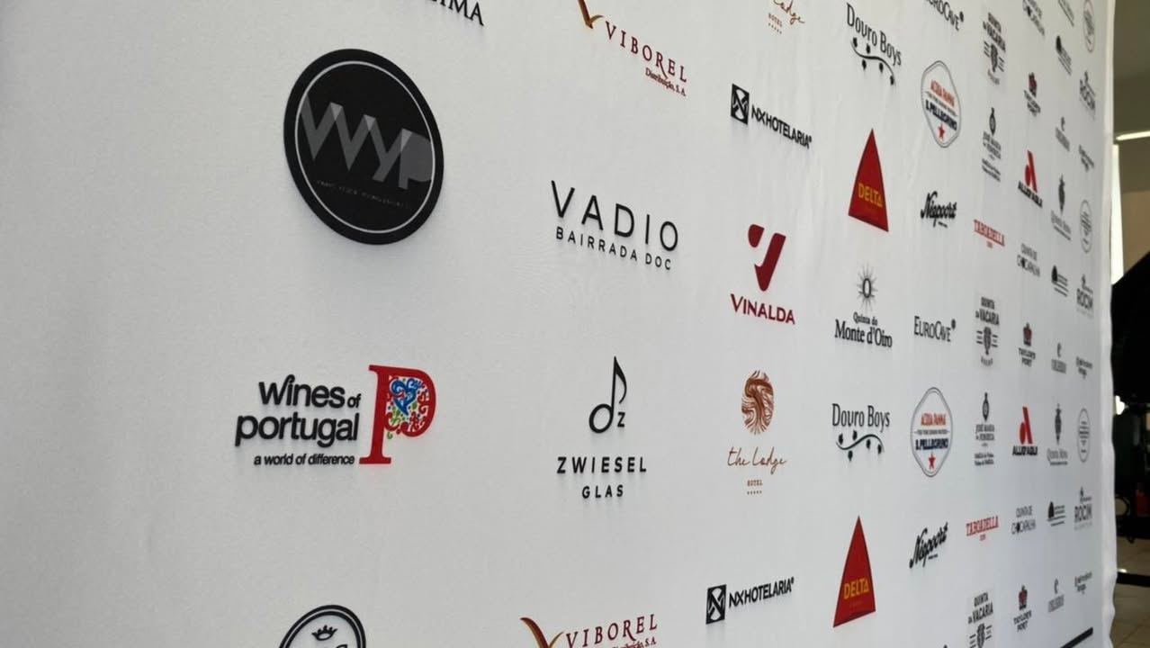 Design e impressão de wall promocional para o cliente Martins Wine Advisor.  Venha conhece