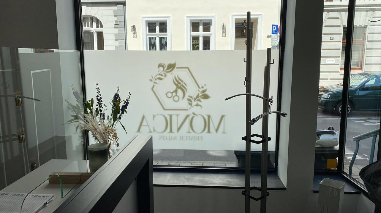 Criação de imagem institucional, logotipo fresado e decoração de montras MÓNICA FRISEUR SA