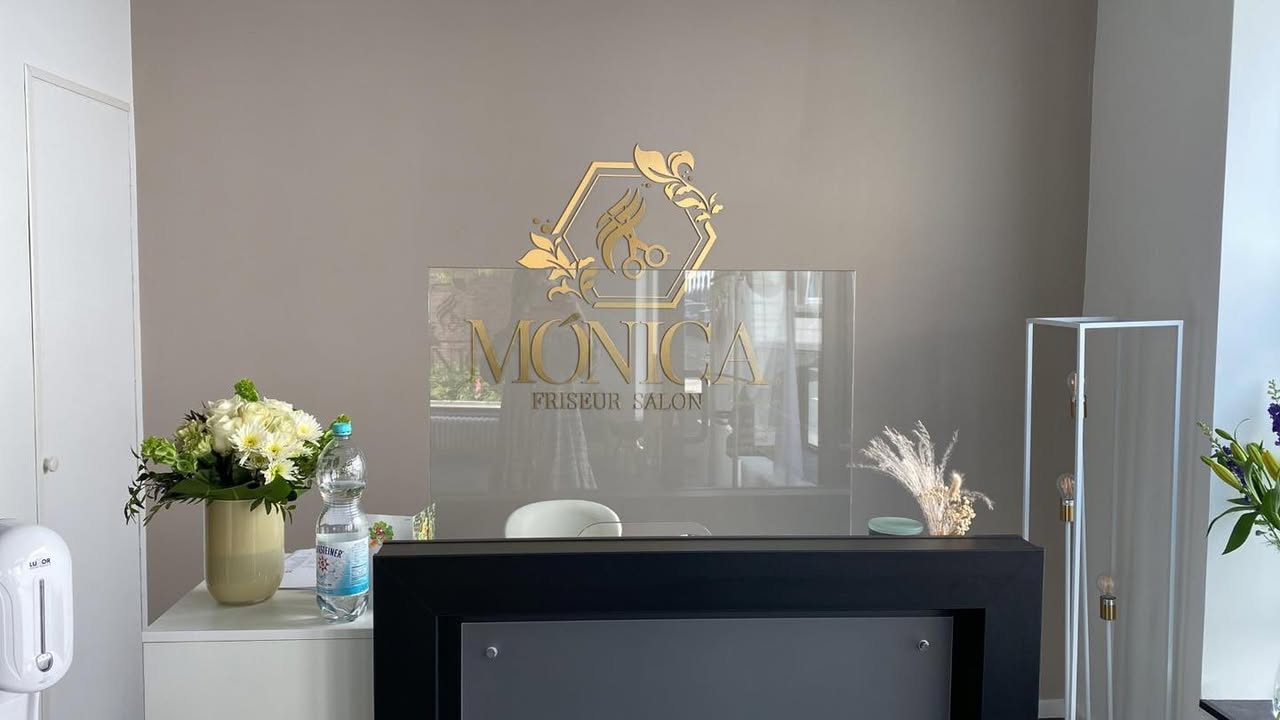 Criação de imagem institucional, logotipo fresado e decoração de montras MÓNICA FRISEUR SA