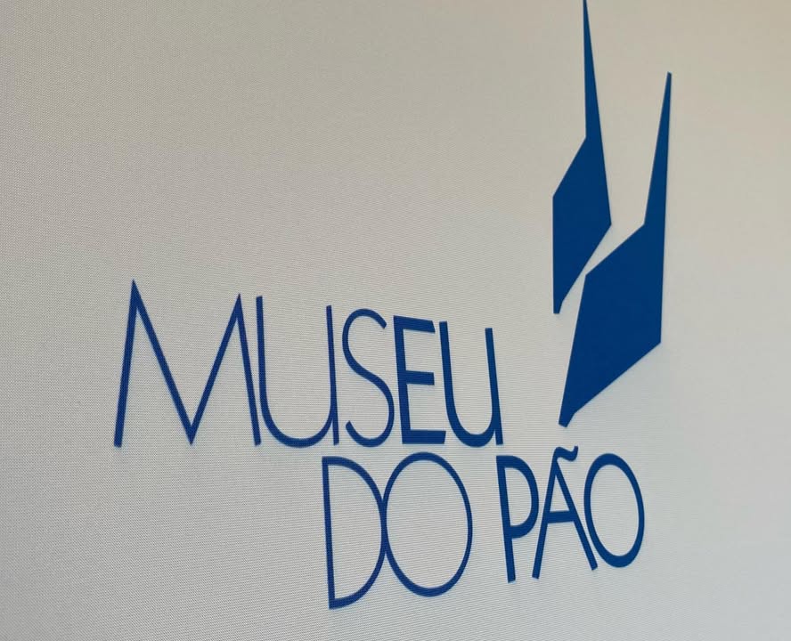 Impressão de painel publicitário para o cliente MUSEU DO PÃO – Seia. Impressão UV em tecid