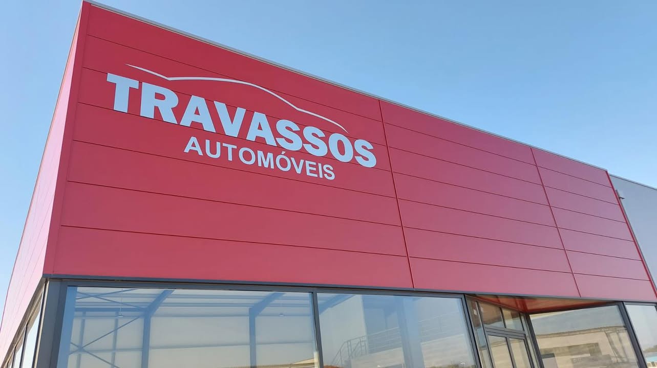 Identificação exterior com reclamo fresado – TRAVASSOS AUTOMÓVEIS – Tábua.
